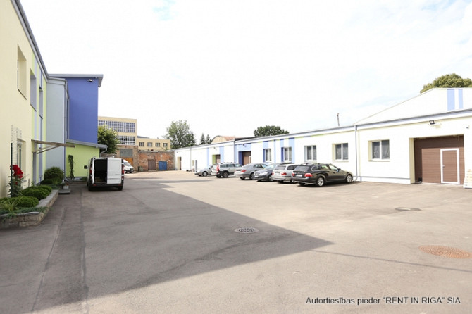 Gaišs birojs kvalitatīvi renovētā ēkā.  Taisnstūra formas birojs. Pie telpu ieejas durvīm Rīga - foto 5