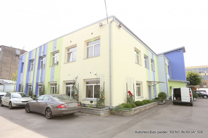 Gaišs birojs kvalitatīvi renovētā ēkā.  Taisnstūra formas birojs. Pie telpu ieejas durvīm Rīga - foto 4