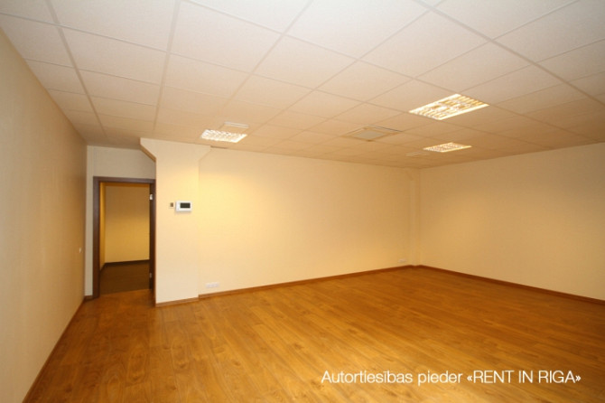 Gaišs birojs kvalitatīvi renovētā ēkā.  Taisnstūra formas birojs. Pie telpu ieejas durvīm Rīga - foto 3