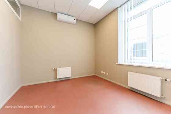 Светлый офис в качественно отреставрированном здании.  Офис прямоугольной формы. Rīga
