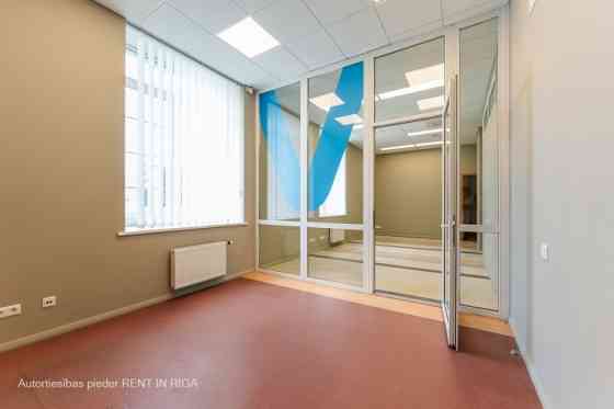 Светлый офис в качественно отреставрированном здании.  Офис прямоугольной формы. Rīga