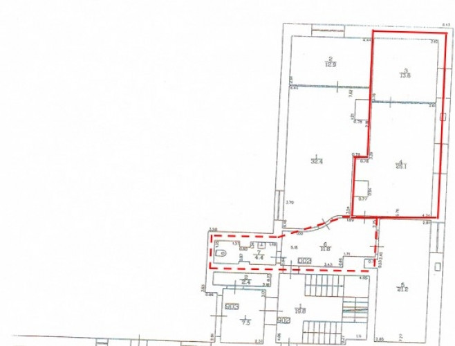 Gaišs birojs kvalitatīvi renovētā ēkā.  Taisnstūra formas birojs. Pie telpu ieejas durvīm Rīga - foto 8