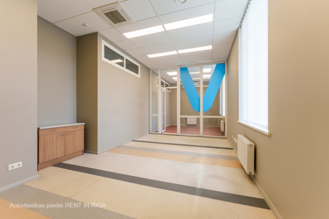 Gaišs birojs kvalitatīvi renovētā ēkā.  Taisnstūra formas birojs. Pie telpu ieejas durvīm Rīga - foto 1