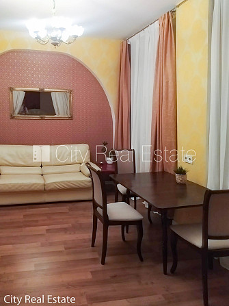 Fasādes māja, ieeja no ielas, ir lifts, kāpņu telpa pēc kapitālā remonta, studio tipa, Rīga - foto 14