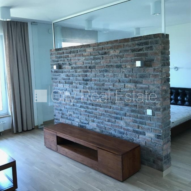 Fasādes māja, ieeja no ielas, ir lifts, kāpņu telpa pēc kapitālā remonta, studio tipa, Rīga - foto 4