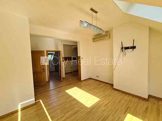 Домовладение, реставрированный дом, благоустроенный озеленённый двор, закрытая Rīga