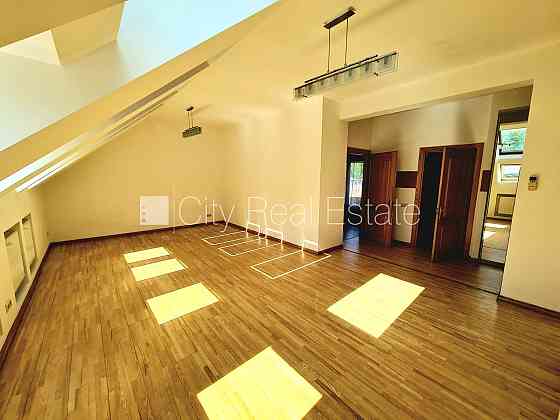 Домовладение, реставрированный дом, благоустроенный озеленённый двор, закрытая Rīga