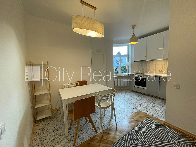 Fasādes māja, istabas izolētas 3 gab., studio tipa, virtuve apvienota ar viesistabu, augstie Rīga - foto 4