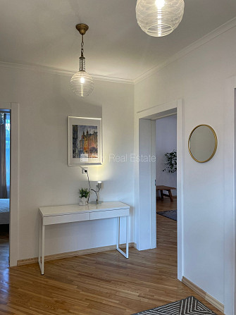 Fasādes māja, istabas izolētas 3 gab., studio tipa, virtuve apvienota ar viesistabu, augstie Rīga - foto 9