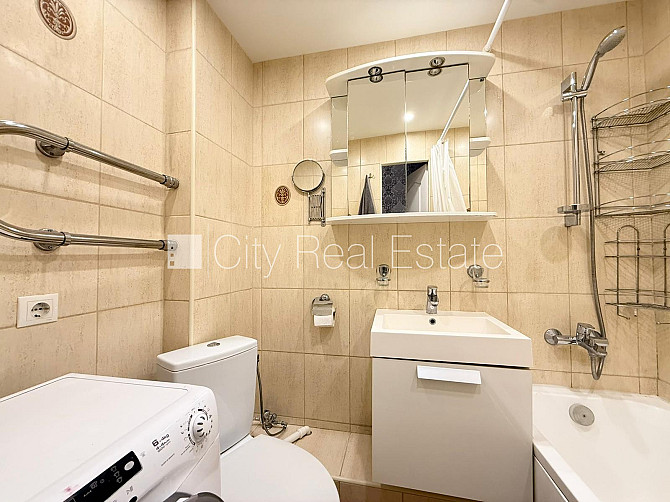 Дом во дворе, благоустроенная озеленённая территория, места для нескольких Рига - изображение 14