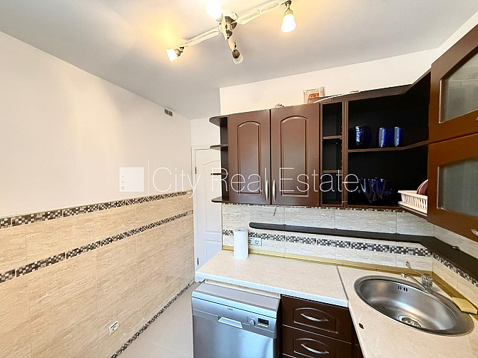 Дом во дворе, благоустроенная озеленённая территория, места для нескольких Рига - изображение 13