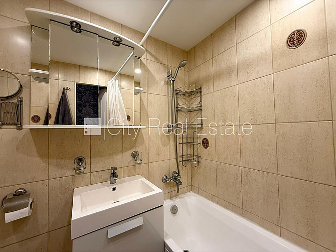 Дом во дворе, благоустроенная озеленённая территория, места для нескольких Рига - изображение 16