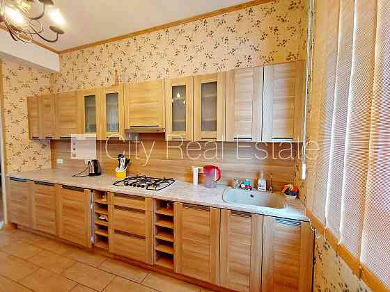 Здание во дворе, благоустроенный озеленённый двор, вход со двора, мансарда, Rīga