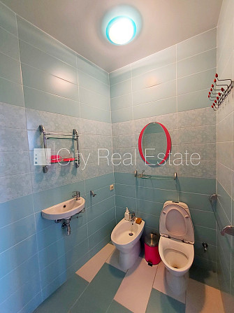 Pagalma ēka, labiekārtots apzaļumots pagalms, ieeja no pagalma, mansards, kāpņu telpa pēc Rīga - foto 15