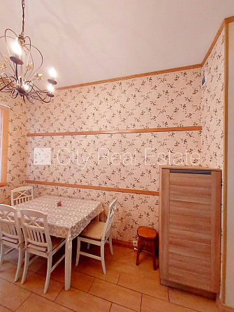 Pagalma ēka, labiekārtots apzaļumots pagalms, ieeja no pagalma, mansards, kāpņu telpa pēc Rīga - foto 4