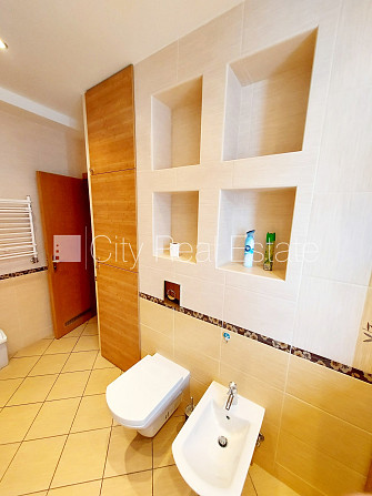 Pagalma ēka, labiekārtots apzaļumots pagalms, ieeja no pagalma, mansards, kāpņu telpa pēc Rīga - foto 14