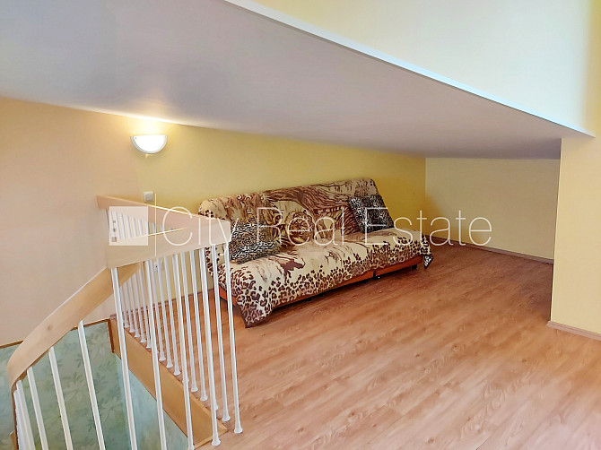 Pagalma ēka, labiekārtots apzaļumots pagalms, ieeja no pagalma, mansards, kāpņu telpa pēc Rīga - foto 11