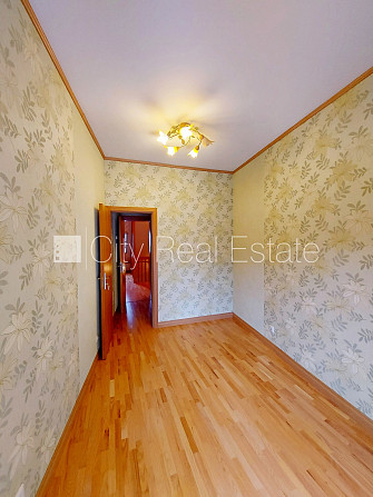 Pagalma ēka, labiekārtots apzaļumots pagalms, ieeja no pagalma, mansards, kāpņu telpa pēc Rīga - foto 8