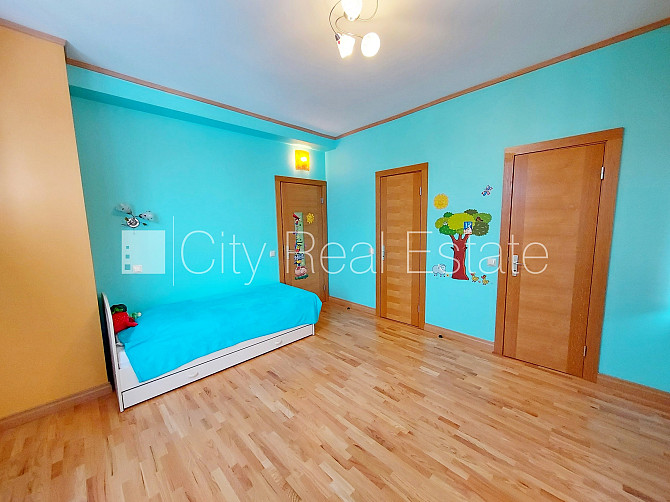 Pagalma ēka, labiekārtots apzaļumots pagalms, ieeja no pagalma, mansards, kāpņu telpa pēc Rīga - foto 6