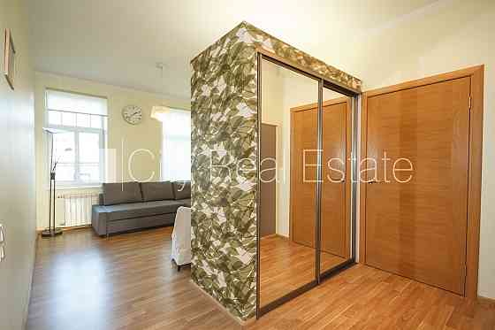 Фасадный дом, реновированный дом, благоустроенная озеленённая территория, вход с Rīga