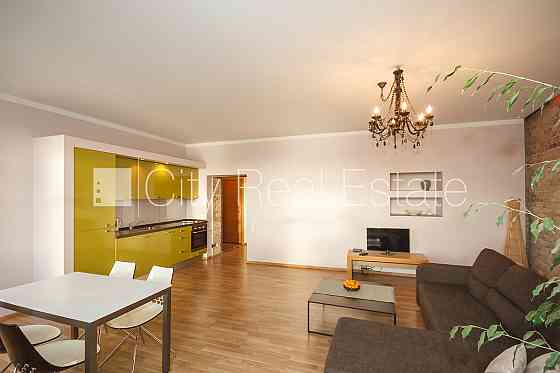 Фасадный дом, реновированный дом, благоустроенная озеленённая территория, вход с Rīga