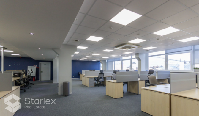 Atvērtā plānojuma birojs ar profesionālai IT kompānijai veidotām sakaru komunikācijām. Rīga - foto 14