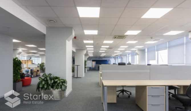 Atvērtā plānojuma birojs ar profesionālai IT kompānijai veidotām sakaru komunikācijām. Rīga - foto 12