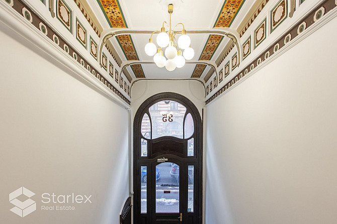 Plašs mansarda dzīvoklis ar logiem gan uz pagalmu, gan fasādi - Lāčplēša ielu. Dzīvoklis ir Rīga - foto 2