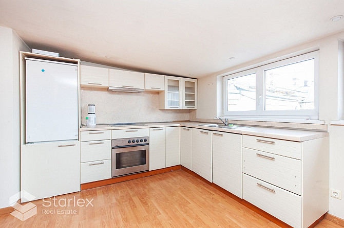 Plašs mansarda dzīvoklis ar logiem gan uz pagalmu, gan fasādi - Lāčplēša ielu. Dzīvoklis ir Rīga - foto 5