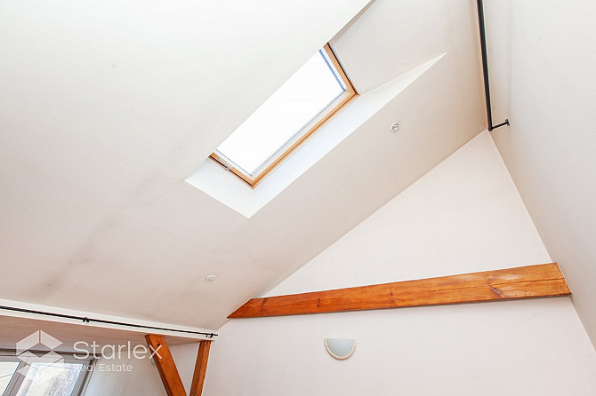 Plašs mansarda dzīvoklis ar logiem gan uz pagalmu, gan fasādi - Lāčplēša ielu. Dzīvoklis ir Rīga - foto 14