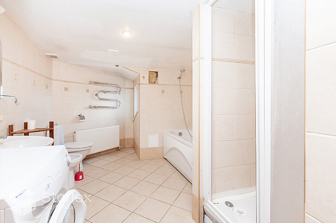 Plašs mansarda dzīvoklis ar logiem gan uz pagalmu, gan fasādi - Lāčplēša ielu. Dzīvoklis ir Rīga - foto 16