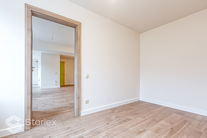 Iegādei pieejams dzīvoklis tikko renovētajā mājā ar lielisku skatu uz Pētersalas un Rīga - foto 17