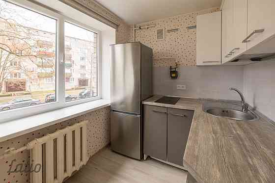 Tiek pārdots vienistabas dzīvoklis ar lielisku atrašanās vietu Ķīmiķu mikrorajonā. Dzīvoklim ir PVC  Rīga