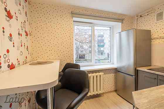 Tiek pārdots vienistabas dzīvoklis ar lielisku atrašanās vietu Ķīmiķu mikrorajonā. Dzīvoklim ir PVC  Rīga