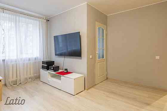 Tiek pārdots vienistabas dzīvoklis ar lielisku atrašanās vietu Ķīmiķu mikrorajonā. Dzīvoklim ir PVC  Rīga