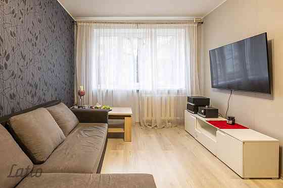 Tiek pārdots vienistabas dzīvoklis ar lielisku atrašanās vietu Ķīmiķu mikrorajonā. Dzīvoklim ir PVC  Рига