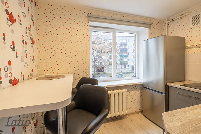 Tiek pārdots vienistabas dzīvoklis ar lielisku atrašanās vietu Ķīmiķu mikrorajonā. Rīga - foto 4