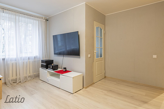 Tiek pārdots vienistabas dzīvoklis ar lielisku atrašanās vietu Ķīmiķu mikrorajonā. Rīga - foto 2