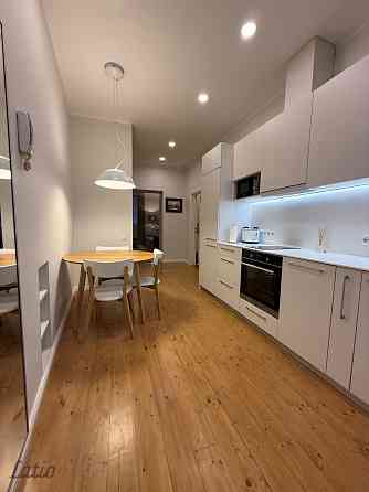 Tiek piedāvāts īrei lielisks, pilnībā mēbelēts 2 istabu dzīvoklis Rīgas klusajā centrā  prestižajā v Rīga