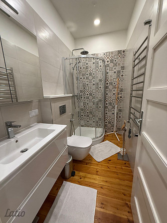 Tiek piedāvāts īrei lielisks, pilnībā mēbelēts 2 istabu dzīvoklis Rīgas klusajā centrā Rīga - foto 3