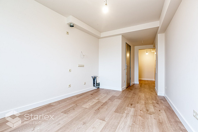 Iegādei pieejams dzīvoklis tikko renovētajā mājā ar lielisku skatu uz Pētersalas un Rīga - foto 11