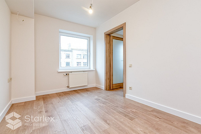 Iegādei pieejams dzīvoklis tikko renovētajā mājā ar lielisku skatu uz Pētersalas un Rīga - foto 16