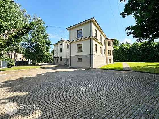 Pārdod reprezentablu dzīvokļu un biroju ēku Ernestīnes ielā 6, Āgenskalnā. Pirmskara laikā celtā 4-s Rīga