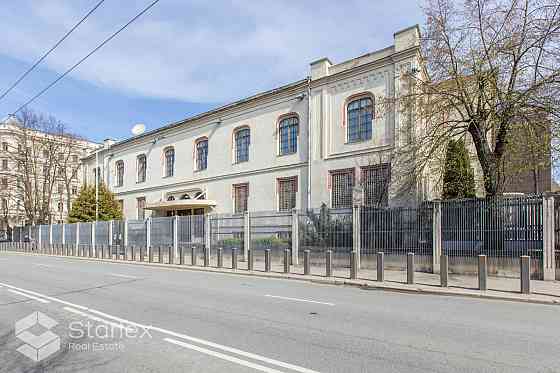 Iznomā īpašumu ekskluzīvā vietā Rīgas centrā  Raiņa bulvārī 7.Raiņa bulvārī 7 atrodas divstāvu mūra  Rīga