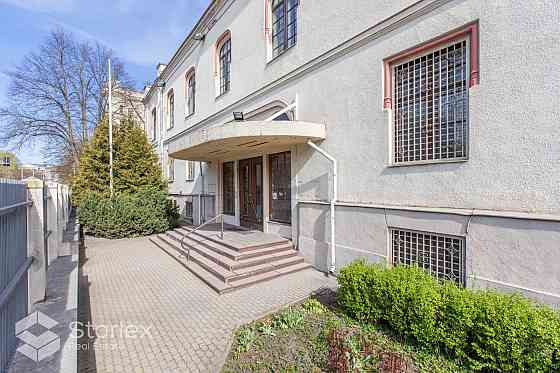 Iznomā īpašumu ekskluzīvā vietā Rīgas centrā  Raiņa bulvārī 7.Raiņa bulvārī 7 atrodas divstāvu mūra  Rīga