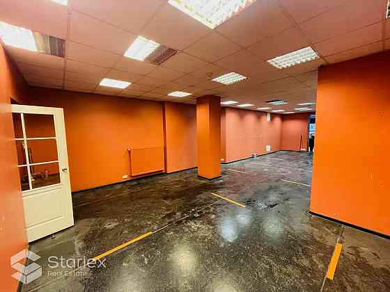 Iznomā tirdzniecības telpas Vecrīgā, Teātrā ielā 12 (Teātra/Vaļņu ielu krustojums).
Fasādes ēka, 1.  Rīga