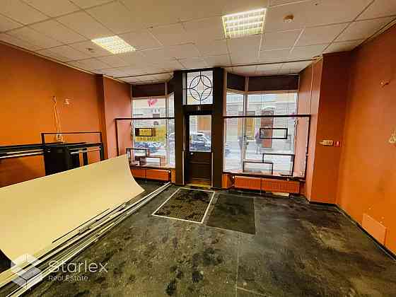 Iznomā tirdzniecības telpas Vecrīgā, Teātrā ielā 12 (Teātra/Vaļņu ielu krustojums).
Fasādes ēka, 1.  Rīga