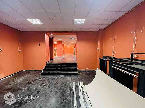 Iznomā tirdzniecības telpas Vecrīgā, Teātrā ielā 12 (Teātra/Vaļņu ielu krustojums).
Fasādes ēka, 1.  Rīga