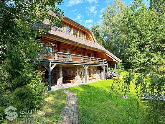 Pārdod 3-stāvu guļbaļķu savrupmāju ar 1.32 ha zemes gabalu un privātu ezeru gleznainajā Amatciemā. M Цесис и Цесисский край