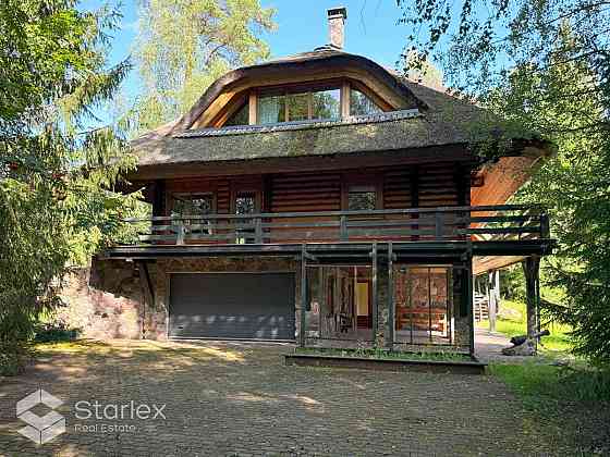 Pārdod 3-stāvu guļbaļķu savrupmāju ar 1.32 ha zemes gabalu un privātu ezeru gleznainajā Amatciemā. M Цесис и Цесисский край